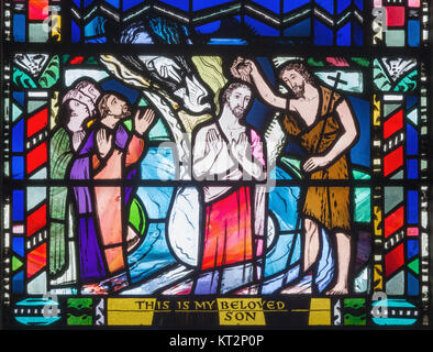 Londra, Gran Bretagna - 16 settembre 2017: Il Babtism di Gesù cene sul vetro macchiato nella chiesa St Etheldreda da Charles Blakeman (1953 - 1953). Foto Stock
