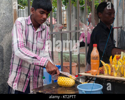 Cucina di strada venditore vicino marina area di Chennai, India Foto Stock