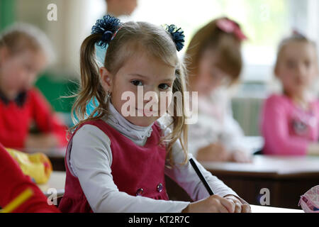 La Bielorussia, la città di Gomel, Maggio 16, 2016 kindergarten Volotovskaya.Child girl in asilo nido.Preschooler. Imparare a scrivere. Preparazione per la scuola. Pre Foto Stock