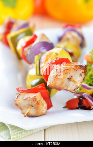 Shish kebab con carne di maiale, patate, verdure e insalate Foto Stock