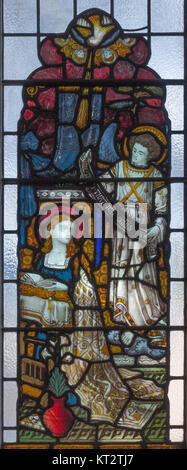 Londra, Gran Bretagna - 19 settembre 2017: l'Annunciazione in vetro colorato in St Mary Abbot's chiesa su Kensington High Street. Foto Stock