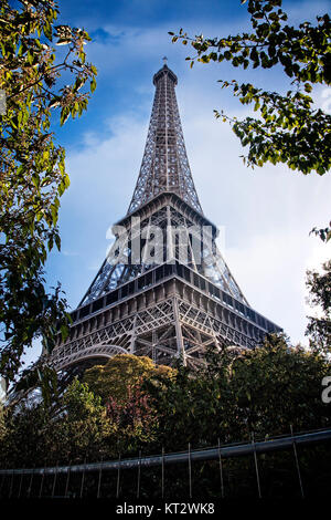 La Torre Eiffel sorge nel centro di Parigi, Francia Foto Stock