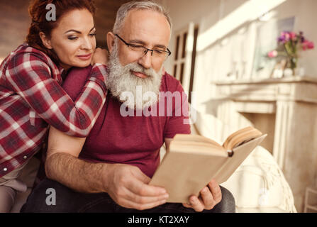 Coppia matura rilassante Foto Stock