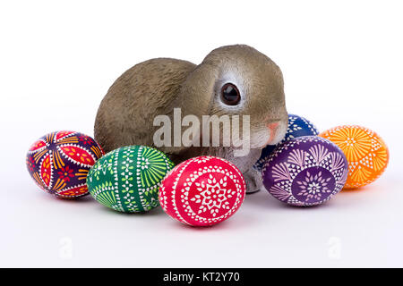 Coniglietto di pasqua seduti in un grappolo di uova di Pasqua. Foto Stock