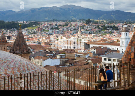 Un giovane godendo la vista dal tetto del Duomo, Cattedrale di Cuenca, Cuenca, Ecuador America del Sud Foto Stock