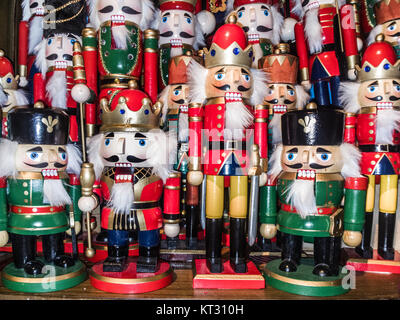 Natale schiaccianoci soldatino collezione. Varie tradizionale Natale schiaccianoci stare insieme come decorazione Foto Stock