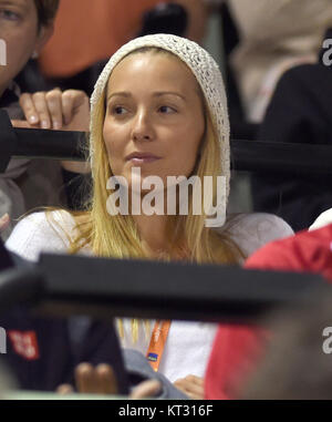 KEY BISCAYNE, FL - MARZO 28: Novak Djokovic di Serbia sconfigge Martin Klizan della Slovacchia nella loro seconda partita durante il Miami Open presentato da Itau a Crandon Park Tennis Center su Marzo 28, 2015 in Key Biscayne, Florida. Persone: Jelena Djokovic Foto Stock