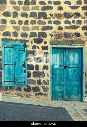 Il vecchio muro vintage con finestra in legno e indossato porta di legno. Foto Stock