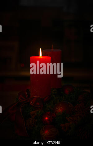 Splendido Natale candele accese nelle tenebre - 1 Foto Stock