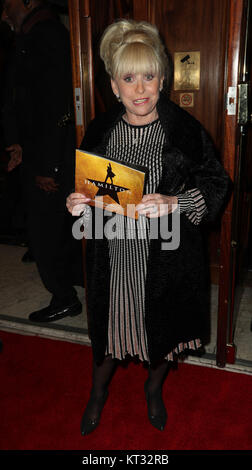 Barbara Windsor arrivando alla serata di apertura del musical di Broadway, Hamilton al Victoria Palace Theatre, Londra centrale. Foto Stock