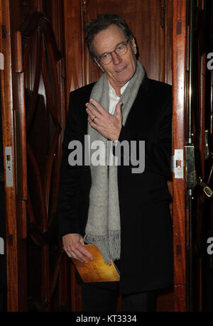 Bryan Cranston arrivando alla serata di apertura del musical di Broadway, Hamilton al Victoria Palace Theatre, Londra centrale. Foto Stock