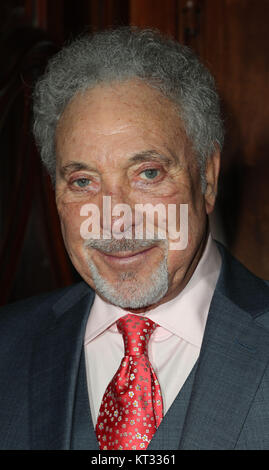 Tom Jones arrivando alla serata di apertura del musical di Broadway, Hamilton al Victoria Palace Theatre, Londra centrale. Foto Stock