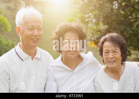 Gruppo di anziani asiatici che celebra l'amicizia Foto Stock
