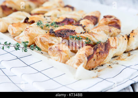 Bastoncini di pancetta pasta con sesamo nero e timo Foto Stock