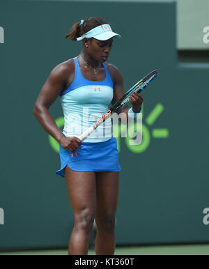 KEY BISCAYNE, FL - MARZO 27: Sloane Stephens degli Stati Uniti sconfigge il Madison chiavi degli Stati Uniti nella loro seconda partita durante il Miami Open presentato da Itau a Crandon Park Tennis Center su Marzo 27, 2015 in Key Biscayne, Florida. Persone: Sloane Stephens Foto Stock