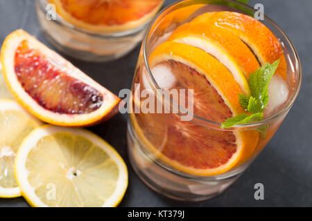 Freschi Fatti in casa con limonata arance rosse, limone e menta Foto Stock