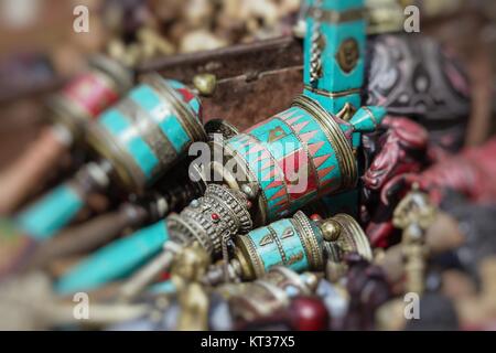 Preghiera nepalese ruote a Swayambhunath Stupa di Kathmandu in Nepal Foto Stock