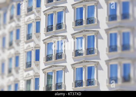 Parte di una moderna facciata di edificio e di progettazione architettonica in stile retrò Foto Stock