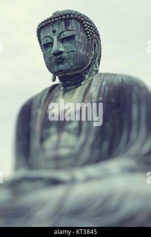 Il Grande Buddha (Daibutsu) adducendo il motivo del tempio Kotokuin a Kamakura, Giappone. Foto Stock
