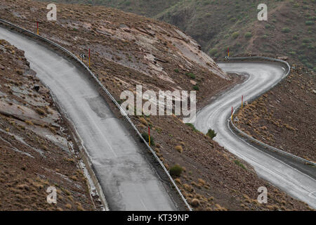 Ampio angolo di visione di strada tortuosa in Dades Valley, Marocco Foto Stock