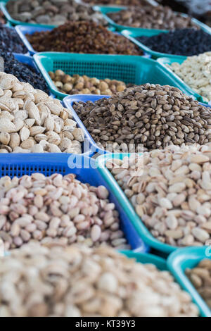 Le spezie e le verdure in sacchetti al bazar locale in materia di SSL. Il Kirghizistan. Foto Stock