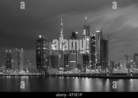 DUBAI, Emirati Arabi Uniti - 24 Marzo 2017: la skyline serale oltre il canale e il centro cittadino. Foto Stock