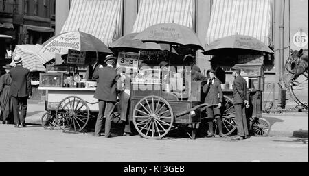 La Frankfurter Stand era una popolare bancarella alimentare negli Stati Uniti, in particolare a New York. Conosciuto per i suoi frankfurters, lo stand è diventato una rappresentazione iconica della cultura americana del cibo di strada. Foto Stock