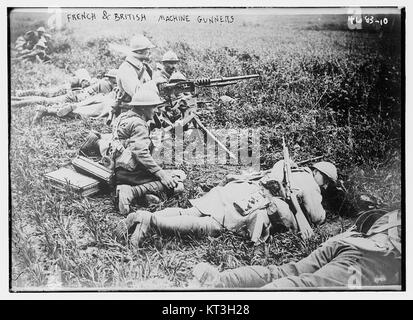 Un'immagine storica che raffigura mitraglieri francesi e britannici durante la prima guerra mondiale, mostrando le loro armi e uniformi in situazioni di combattimento. Foto Stock