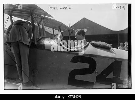 Questa foto del 1939 mostra gli aviatori dell'esercito francese a Mineola, New York. Cattura la cooperazione militare internazionale durante il preludio alla seconda guerra mondiale Foto Stock