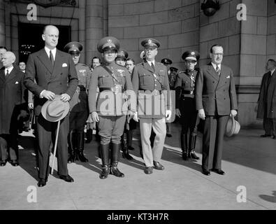 Fulgencio Batista, leader militare cubano e dittatore, viene mostrato durante la sua visita a Washington, D.C., nel 1938. Il suo ruolo nel panorama politico di Cuba e il suo successivo regno come presidente segnarono un periodo significativo nella storia cubana. Foto Stock