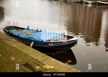 Amsterdam, Paesi Bassi - 16 Novembre 2013 : barca in un tipico canale di Amsterdam Foto Stock