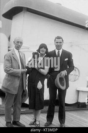 Hal De Forrest, una figura notevole nella storia della boxe, è raffigurato con l'ex campione del mondo Jack Dempsey e sua moglie. Dempsey fu uno dei pugili più celebri degli anni '1920, noto per la sua ferocia e popolarità nella divisione dei pesi massimi. Foto Stock