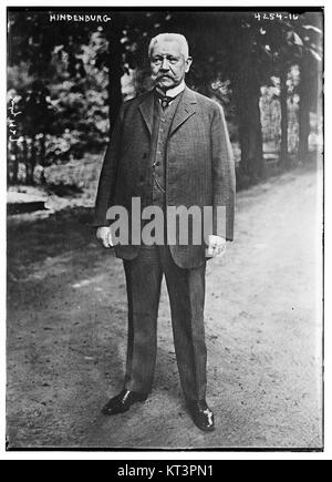 L'Hindenburg era un dirigibile passeggeri tedesco che prese tragicamente fuoco durante il suo ultimo volo nel 1937. Il disastro segnò la fine dell'era dei dirigibili. Foto Stock