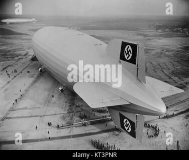 L'Hindenburg fece il suo primo sbarco a Lakehurst, nel New Jersey, nel 1936. Questo fu un momento cruciale nella storia dei dirigibili e dell'aviazione, simboleggiando i progressi nel trasporto aereo in quel momento. Foto Stock