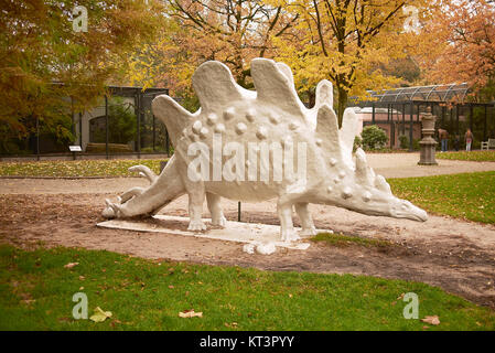 Amsterdam, Paesi Bassi - 16 Novembre 2013 : dinosauro nel giardino del museo di Storia Naturale di Amsterdam Foto Stock