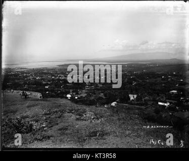 Una fotografia scattata da fratello Bertram che mostra Honolulu vista da Pacific Heights, mostrando il paesaggio e la vista della città. Foto Stock