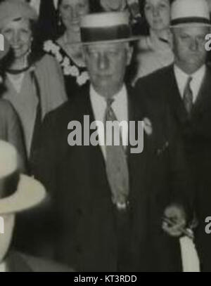 Al Smith, che arriva a Chicago per la Convention Nazionale Democratica del 1932, segna un momento chiave nella storia politica americana. Questa immagine riflette l'anticipazione e il significato dell'evento. Foto Stock