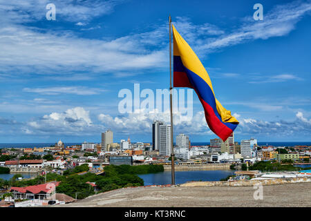 Sventola bandiera colombiana il Castillo de San Felipe de Barajas, Cartagena de Indias, Colombia, Sud America Foto Stock