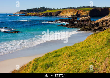 Spiaggia di ciottoli in una giornata di sole Foto Stock