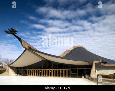 Ingalls Rink, situata presso la Yale University, è un'iconica pista di pattinaggio su ghiaccio conosciuta per la sua architettura modernista distintiva. Progettato dall'architetto Eero Saarinen, si erge come un importante esempio di design moderno della metà del secolo ed è una struttura significativa nel campus di Yale. Foto Stock