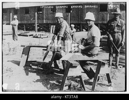 Questa fotografia raffigura prigionieri di guerra tedeschi internati durante un periodo specifico, costruendo caserme. Fornisce una visione storica delle condizioni e del lavoro durante l'internamento in tempo di guerra. Foto Stock