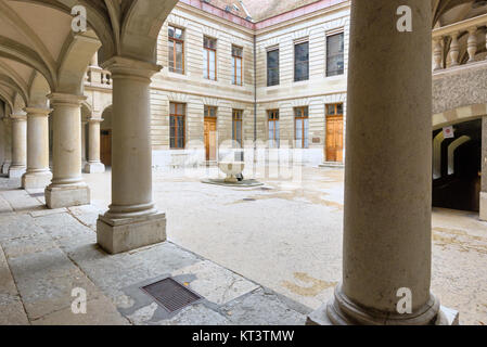 Nella seconda metà del XV secolo, l'imprenditore Baudet costruito una grande torre quadrata recante il suo nome e in cui il Consiglio di Stato è stato Foto Stock