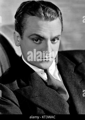 Una fotografia promozionale di James Cagney, il famoso attore americano noto per le sue prestazioni energiche e la sua voce distintiva. L'immagine cattura Cagney in una posa classica, riflettendo la sua presenza dinamica sullo schermo. Foto Stock