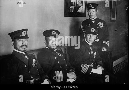 Gli ufficiali navali giapponesi Ishii, Ijichi, Shimomura e Sato sono catturati in questa fotografia. Questi ufficiali facevano parte della leadership militare del Giappone all'inizio del XX secolo, coinvolti in operazioni e strategie navali. Foto Stock