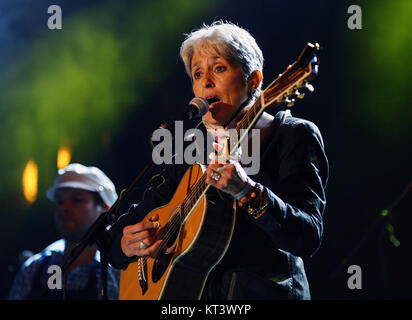 Joan Baez effettuando in corrispondenza di Narodni trida a Praga Repubblica Ceca, Novembre 2009 Foto Stock