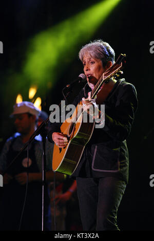 Joan Baez effettuando in corrispondenza di Narodni trida a Praga Repubblica Ceca, Novembre 2009 Foto Stock