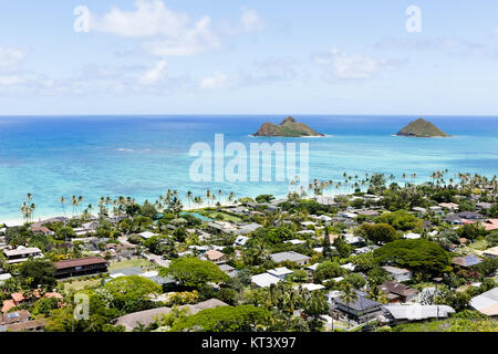 Vista orizzontale delle isole Mokulua vista sopra la città Lanikai dalla cresta Kalwa scatola di pillole escursione. Foto Stock