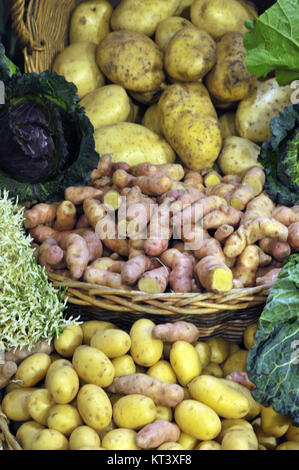 Diverse varietà di patate visualizzata su un colorato stallo a Borough Market a Southwark, Londra. Spuds e patate sia nuove e vecchie varietà in vendita Foto Stock