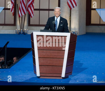 Questa immagine mostra Joe Biden alla Convention Nazionale Democratica del 2008, dove è stato nominato come candidato vicepresidente per Barack Obama. Il momento segnò un punto significativo nella storia politica americana. Foto Stock