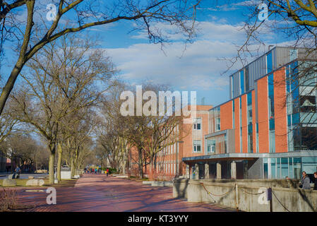 La Guelfa, Ontario, Canada - 15 Marzo 2016: Vista di Guelph University campus con una miscela di architettura moderna e tradizionale. Foto Stock